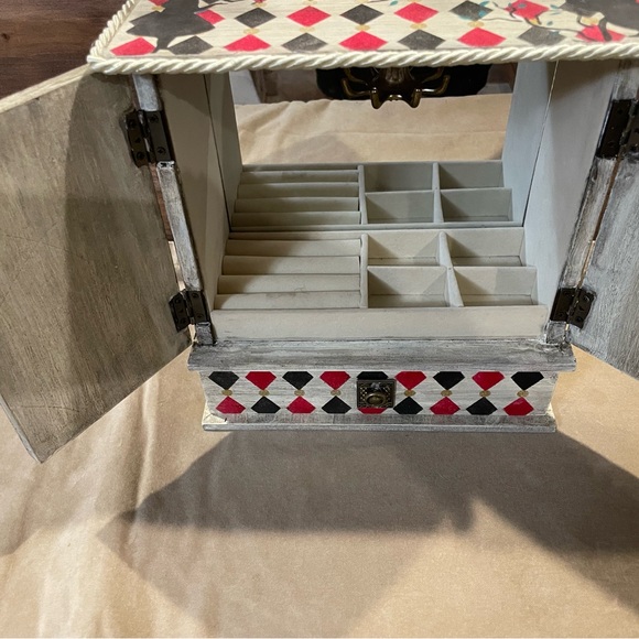 Alice in Wonderland Jewelry Box - Picture 6 of 8